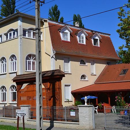 Nosztalgia Hotel Balatonszarszo Buitenkant foto