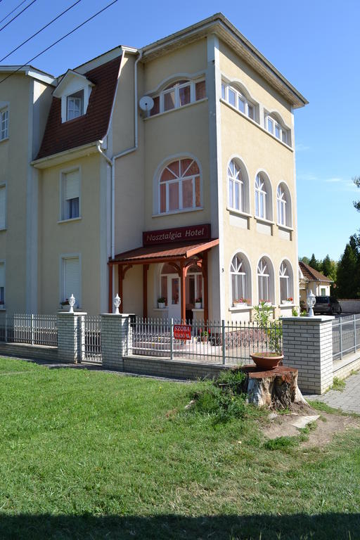 Nosztalgia Hotel Balatonszarszo Buitenkant foto