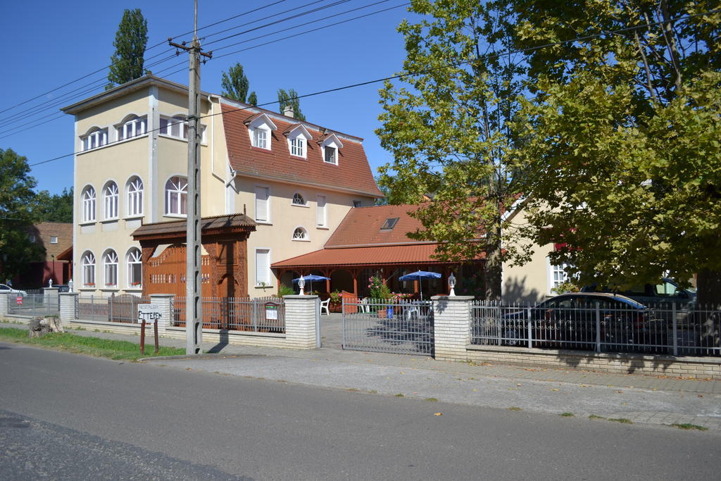 Nosztalgia Hotel Balatonszarszo Buitenkant foto