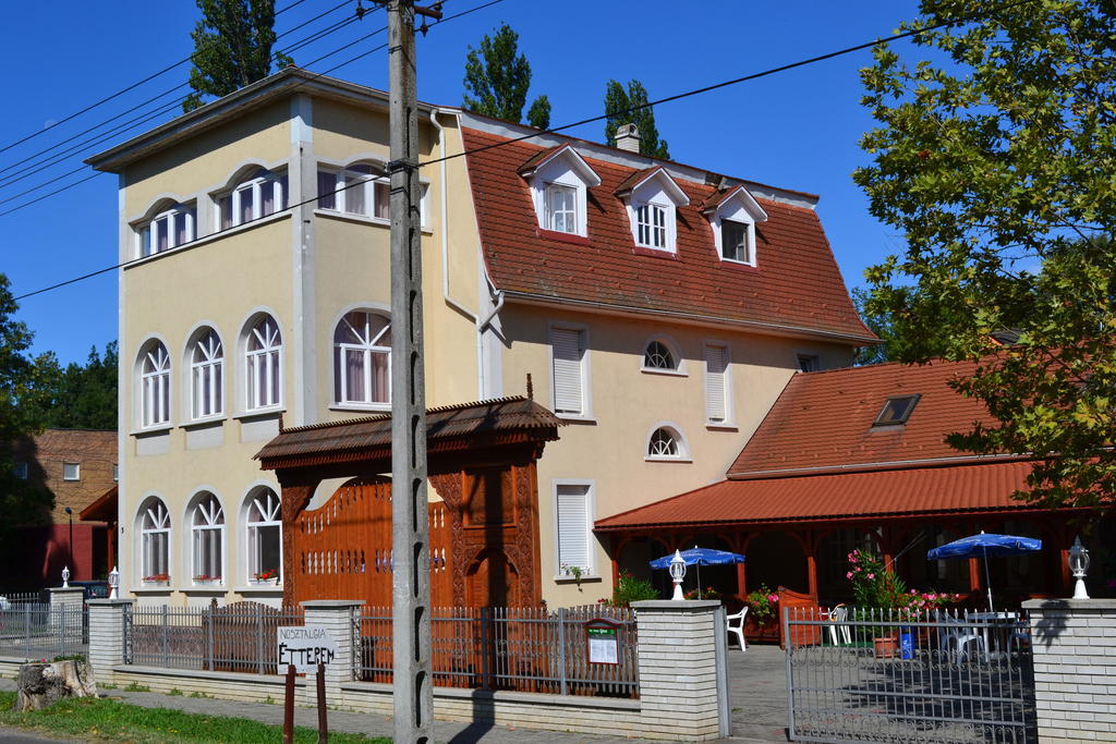 Nosztalgia Hotel Balatonszarszo Buitenkant foto